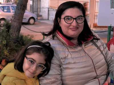 La signora Rosa insieme con la figlia Dalila di 7 anni, viene spesso a riposarsi tra le panche disposte nel giardino, all�ombra degli alti pini